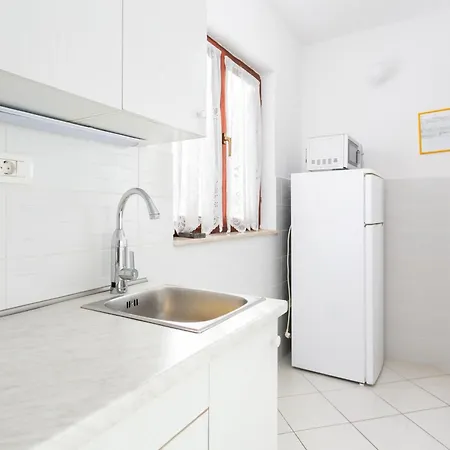 Apartment By The Sea Seget Vranjica, Trogir - 1038