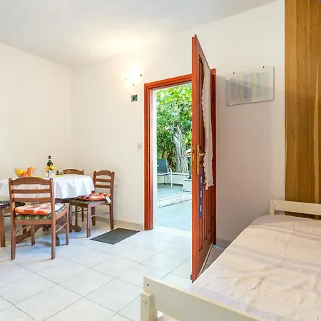 Apartment By The Sea Seget Vranjica, Trogir - 1038